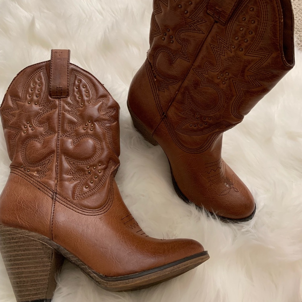 Heeled cowgirl boots